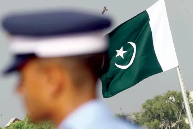 Pakistan'ın kurucusu Muhammed Ali Cinnah'ın Karaçi'deki mezarında dün nöbet tutan bir hava kuvvetleri mensubu (EPA)