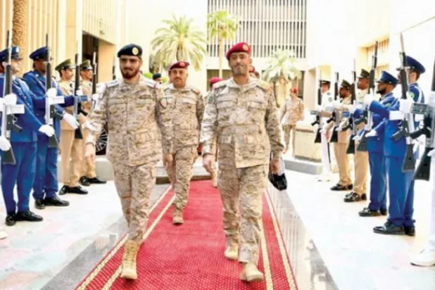 سعودی عرب کے جوائنٹ چیف آف آرمی اسٹاف کے نائب مطلق الازیمع پیر کے روز یمن کے چیف آف آرمی اسٹاف صغیر بن عزیز کا ریاض میں خیر مقدم کرتے ہوئے (ستمبر نیٹ)