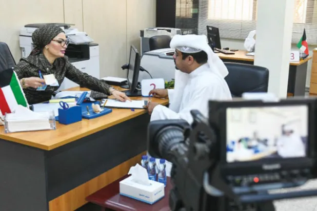 مرشح كويتي يسجل نفسه في اليوم الأخير من تسجيل المرشحين لانتخابات مجلس الأمة (2022) (كونا)