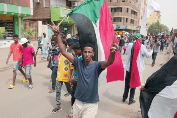جانب من المظاهرات الشعبية في الخرطوم للمطالبة برحيل العسكر في يوليو الماضي (أ.ب)