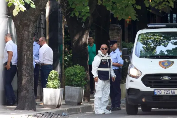 أفراد من وحدة مكافحة الإرهاب بالشرطة الألبانية أمام بوابة السفارة الإيرانية في تيرانا اليوم (أ.ف.ب)