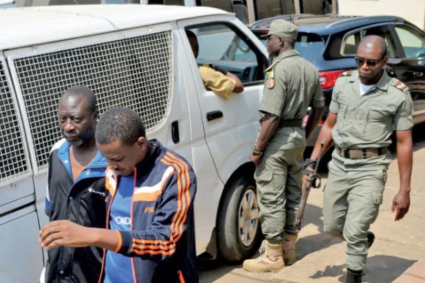 رجال بعد اعتقالهم لصلتهم بأزمة الناطقين بالإنجليزية في الكاميرون أمام المحكمة العسكرية في ياوندي (أ.ف.ب)