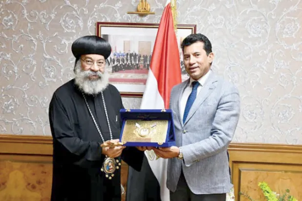 وزير الرياضة المصري أشرف صبحي يلتقي أسقف عام كنائس وسط القاهرة (نادي عيون مصر)