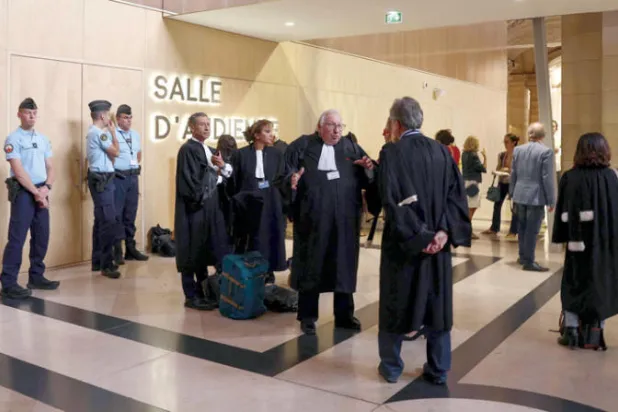 جنود من الشرطة الفرنسية بجانب المحامين في محكمة باريس في يوم افتتاح محاكمة ثمانية مشتبه بهم في هجوم مدينة نيس بعد أن قتل متطرف العشرات عبر قيادة شاحنة صدمت المئات من السكان المحليين والسياح (أ.ف.ب)