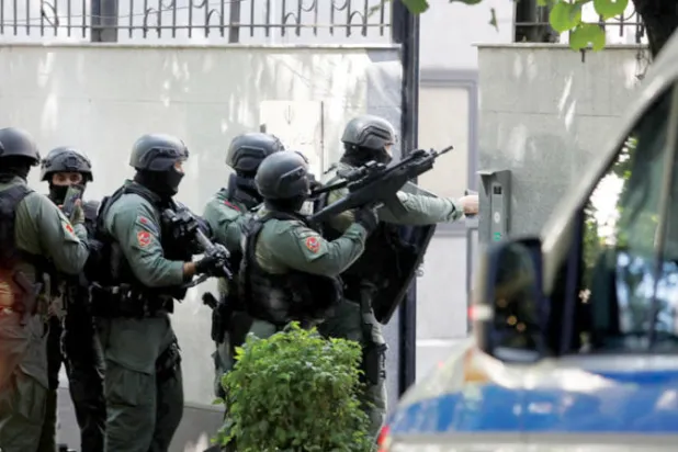 عناصر من وحدة مكافحة الإرهاب بالشرطة الألبانية يستعدون لاقتحام السفارة الإيرانية في تيرانا أمس (رويترز)