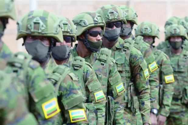 جنود روانديون متوجهون إلى موزمبيق يوليو 2021 للمساعدة في مواجهة «داعش» (رويترز)