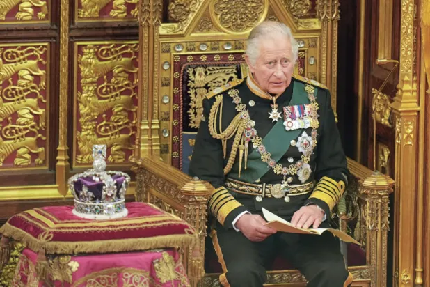 تشارلز الثالث جالساً إلى جوار التاج الإمبراطوري خلال الافتتاح الرسمي للبرلمان في مايو الماضي (د.ب.أ)