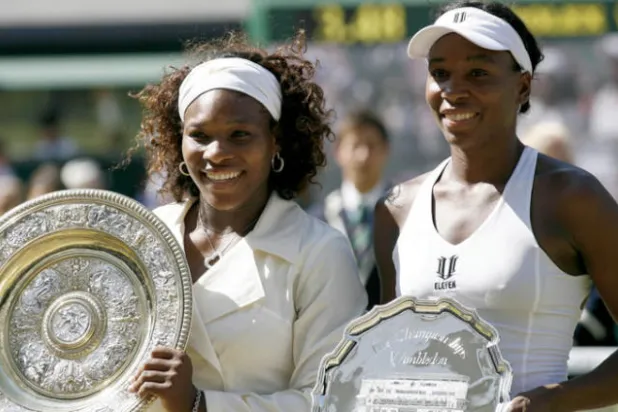 سيرينا ويليامز بعد الفوز على شقيقتها فينوس في نهائي بطولة ويمبلدون عام 2009 (غيتي)