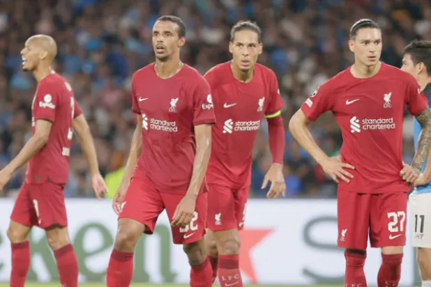 لاعبو ليفربول والهزيمة الثقيلة أمام نابولي (رويترز)