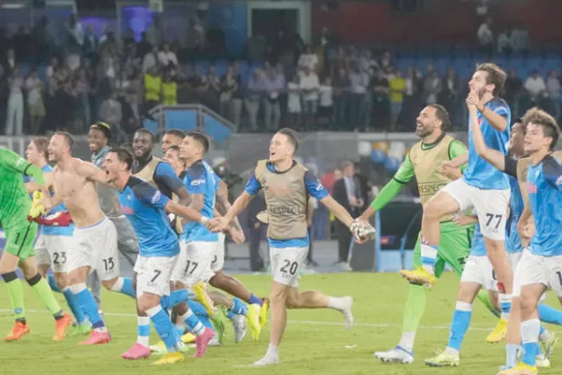 نابولي المنتشي بسحق ليفربول دولياً يتطلع لمواصلة انطلاقته محلياً (أ.ب)