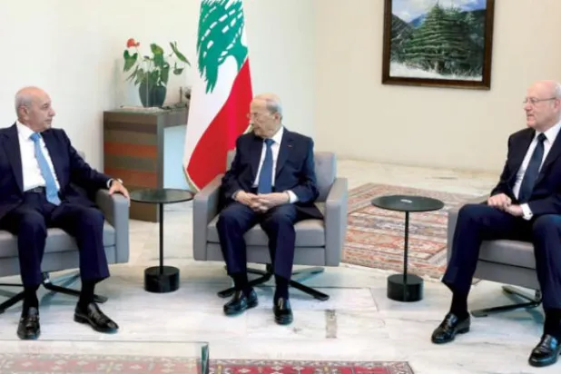 Lübnan’da Cumhurbaşkanı Mişel Avn, Meclis Başkanı Nebih Berri ve Başbakan Necib Mikati’nin bir görüşmesinden (AFP Arşiv)