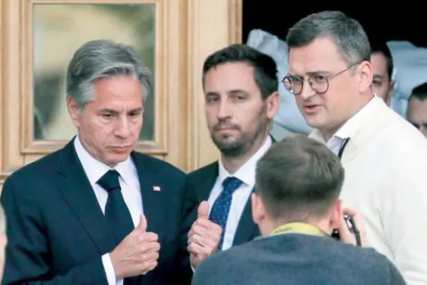 امریکی وزیر خارجہ انتھونی بلنکن (دائیں) نے گزشتہ روز کیف کا غیر اعلانیہ دورہ کیا (ای پی اے)