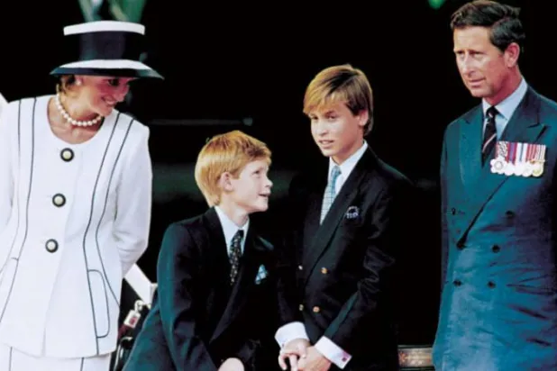 Charles, Diana ve çocukları William ile Harry'nin 19 Ağustos 1995'te Londra'da çekilen aile fotoğrafı. (AFP)