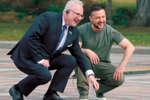 

روسای جمهوری اوکراین و لتونی ۹ سپتامبر از بنای یاد بود «راه دلاوران» بازدید کردند. این یابود نام کسانی است که جلوی حمله روسیه در کی یف ایستادند (آسوشیتد پرس)