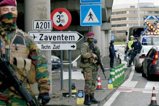 رجال أمن يحرسون مدخل مطار زافينتيم ببروكسل بعد الهجمات الإرهابية في مارس 2016 (أ.ف.ب)