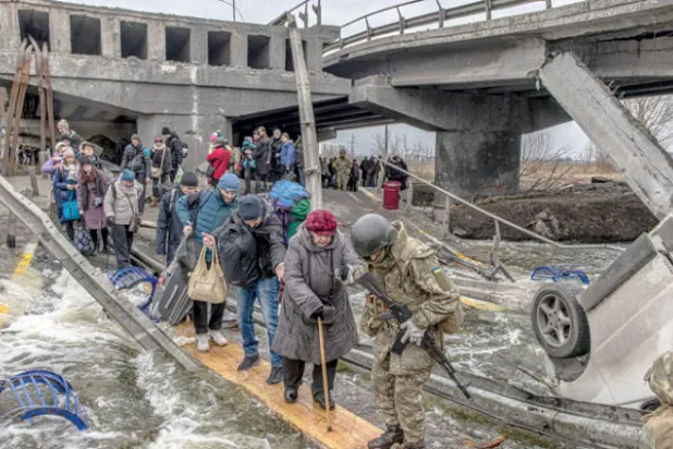 من آثار الدمار الذي خلفته الحرب في أوكرانيا بعد تدمير القوات الروسية جسراً قرب مدينة أربين (إ.ب.أ)