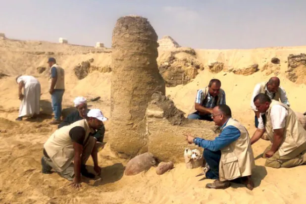 أعضاء البعثة الأثرية العاملة في سقارة في موقع الكشف (وزارة السياحة والآثار)