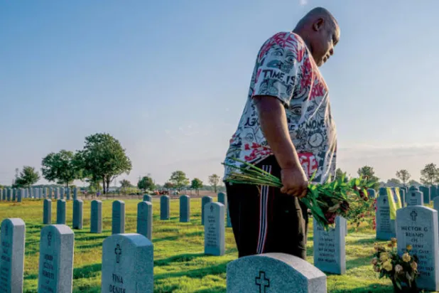 مواطن في مقبرة هيوستن بتكساس أمس حيث تم دفن بعض ضحايا هجمات 11 سبتمبر بنيويورك (أ.ف.ب)