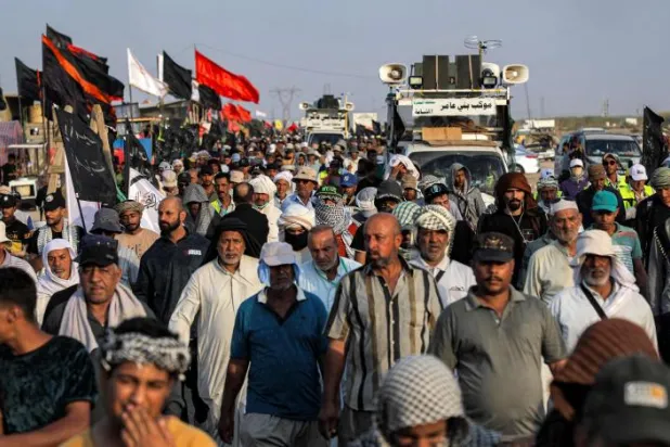 

راهپیمایی دسته‌ای از شیعیان از بغداد به سمت کربلا برای بزرگداشت زیارت اربعین که در اوایل هفته آینده برگزار می‌شود (AFP)
