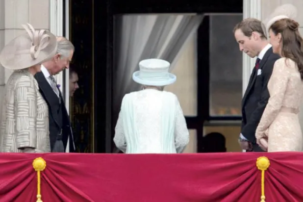 


ملکه الیزابت فقید در حال ترک بالکن کاخ باکینگهام در روز پایانی جشن جوبیل الماس در ژوئن گذشته است، در حالی که ملک چارلز، ولیعهد وقت، و همسرش کامیلا، شاهزاده ویلیام و همسرش کیت ایستاده اند (AFP)
