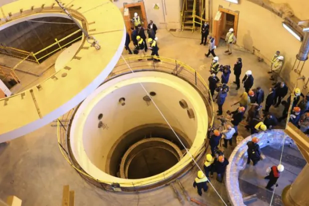 
مقامات و خبرنگاران در بازدید از رآکتور آب سنگین اراک در ایران در سال 2019 (AP)