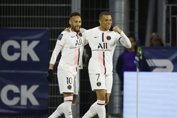 المهاجمان نيمار وكيليان مبابي (رويترز)