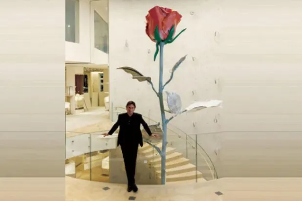 کرسچین ڈیور کے سی ای او پیٹرو بیکاری کو دیکھا جا سکتا ہے