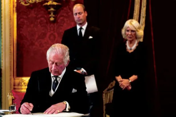 کنگ چارلس، ان کی اہلیہ کیملا اور ان کے بیٹے شہزادہ ولیم کو گزشتہ روز لندن میں افتتاحی تقریب کے دوران دیکھا جا سکتا ہے (اے ایف پی)