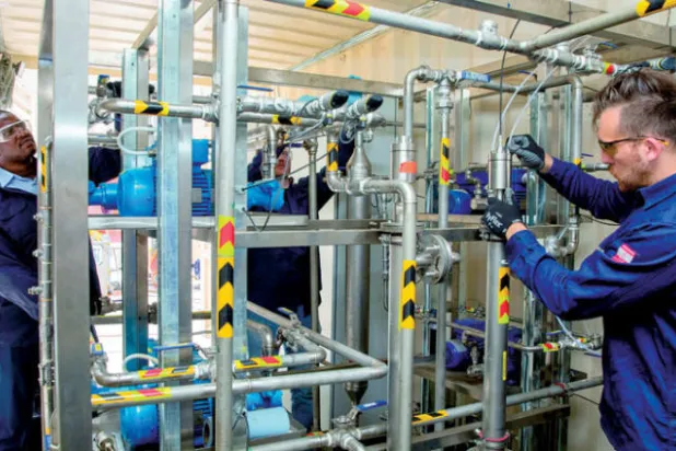 تعمل تقنية «كاوست» على إزالة الكبريت  مباشرة من الوقود بدلاً من إزالته من العادم