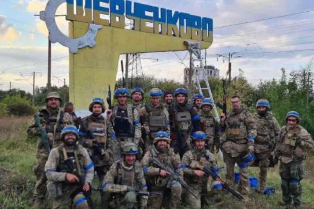 Ukraynalı askerler Harkov bölgesindeki bir köyün kurtarılmasını kutluyor (Reuters)