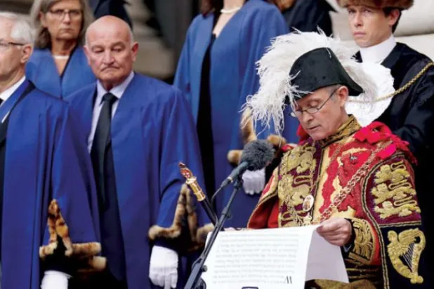 Londra Menkul Kıymetler Borsası'nda dün, Kral III. Charles’ın kral olduğunun ilan edildiği bildiri okundu (AFP)