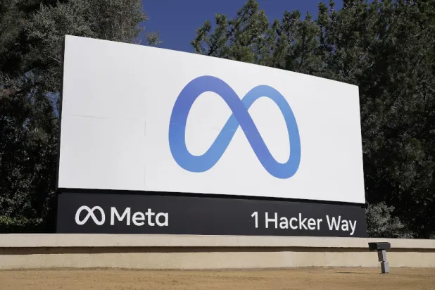 شعار «ميتا» بالقرب من مقر الشركة في كاليفورنيا (أ.ب)