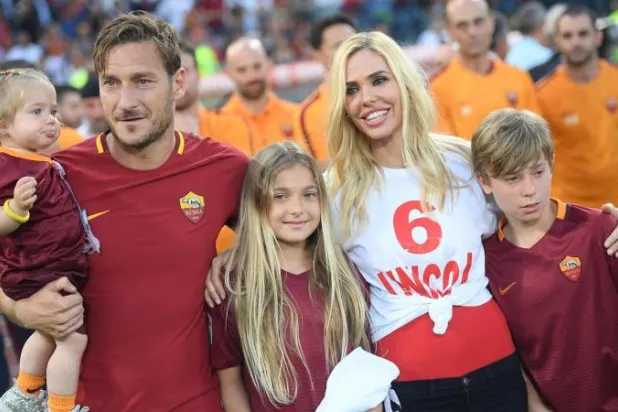 فرنشيسكو توتي مع زوجته وأبنائه (أرشيفية - إ.ب.أ)