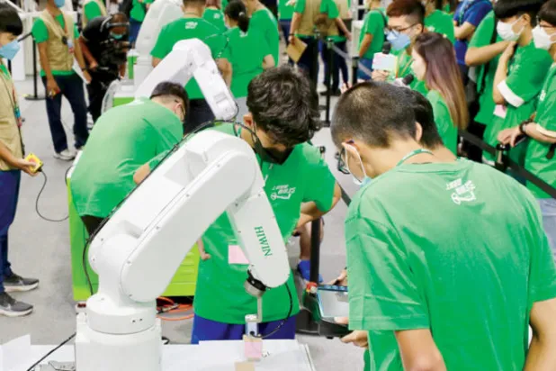 ينظر العالم  إلى فكرة الإنسان المعزز تكنولوجياً من زاويتين متقابلتين (إ.ب.أ)