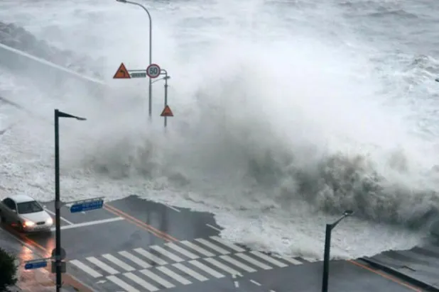 «مويفا»... إعصار هائل يهدد الجزر اليابانية