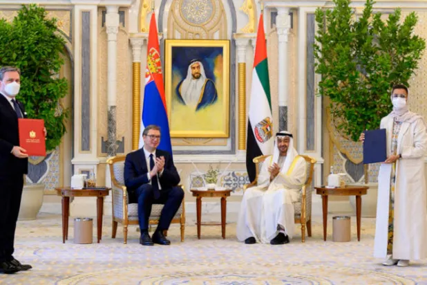 الشيخ محمد بن زايد ورئيس صريبا خلال توقيع الاتفاقيات (وام)