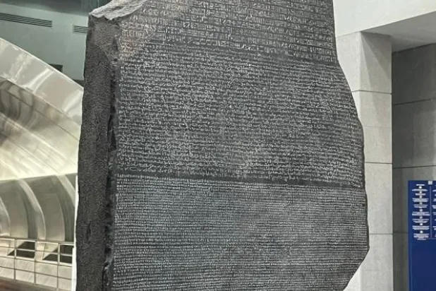 نسخة طبق الأصل من حجر رشيد تعرض في متحف الحضارة (وزارة السياحة والآثار)