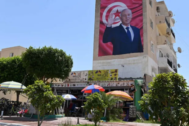 صورة للرئيس قيس سعيد على مبنى بمدينة القيروان (أ.ف.ب)