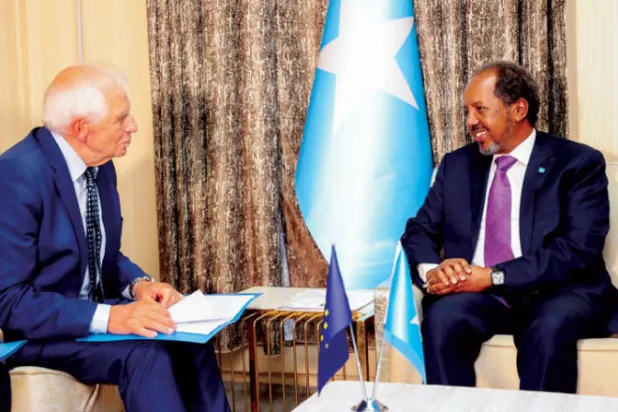 صورة وزّعها مكتب الرئيس الصومالي لاجتماعه مع مسؤول الاتحاد الأوروبي عبر «تويتر»