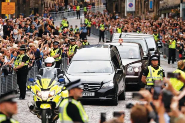 ایڈنبرا میں کل "میت کو لے جانے" کے دوران ہجوم قطار میں کھڑا ہے (اے ایف پی)