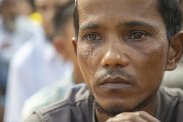 لاجئ من الروهينغا يبكي أثناء مشاركته في احتجاج أقيم للاحتفال بالذكرى السنوية الخامسة للهجرة الجماعية من ميانمار إلى بنغلادش (إ.ب.أ)