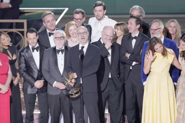 فريق «ساكسيشن» مسلسل الدراما الفائز بجائزة «إيمي» (أ.ب)