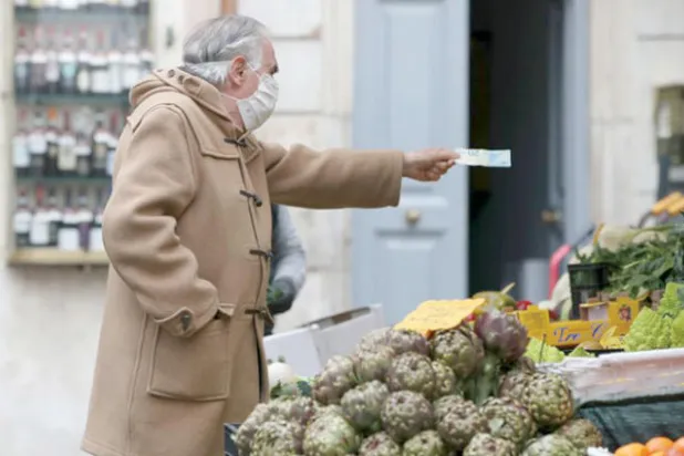 أشار تقرير لـ«موديز» إلى أن آفاق النمو العالمي ما زالت مستمرة في الضعف مع تشديد الأوضاع المالية (رويترز)