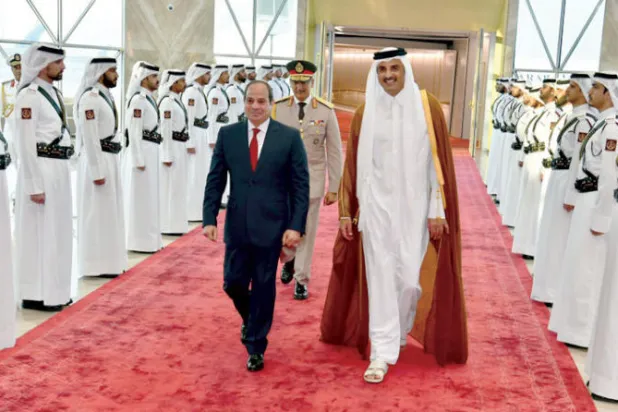 أمير قطر خلال استقباله الرئيس المصري في مطار الدوحة (الديوان الأميري القطري على «تويتر»)
