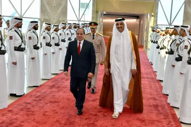 أمير قطر خلال استقباله للرئيس المصري في مطار الدوحة (الديوان الأميري القطري على تويتر)