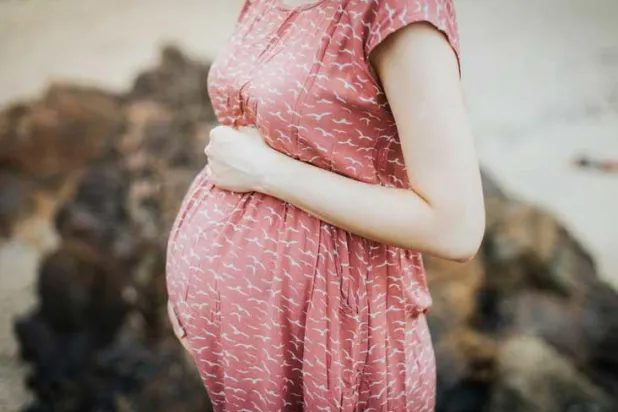 الدراسات السابقة رجحت أن إصابة الأم بالعدوى أثناء الحمل تزيد من احتمالات الإصابة بأمراض عصبية (تويتر)