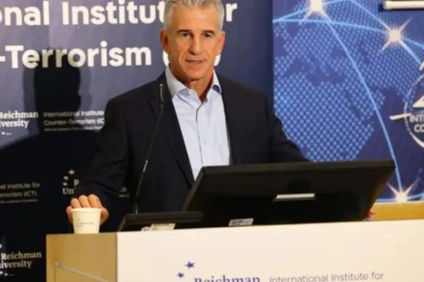 دیوید بارنیا رئیس موساد در سخنرانی خود در دانشگاه رایشمن (هاآرتص)
