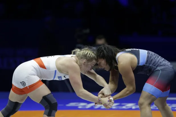 حمزة (الأزرق) في مواجهة ماي من إستونيا خلال مباراة نصف نهائي المصارعة الحرة للسيدات وزن 76 كيلوجرام في بلغراد (إ.ب.أ)