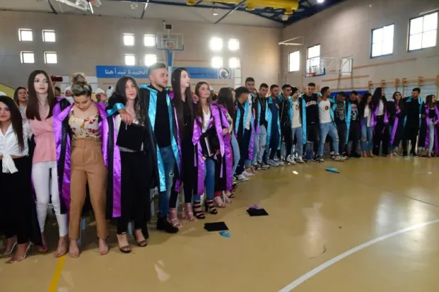 صورة لخريجي السنة الأخيرة 2022 في ثانوية بقعاثا بالجولان المحتل (الشرق الأوسط)