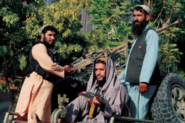 مقاتلو «طالبان» أثناء قيامهم بجولة تفتيش «منزل لمنزل» في هرات أول من أمس (أ.ف.ب)